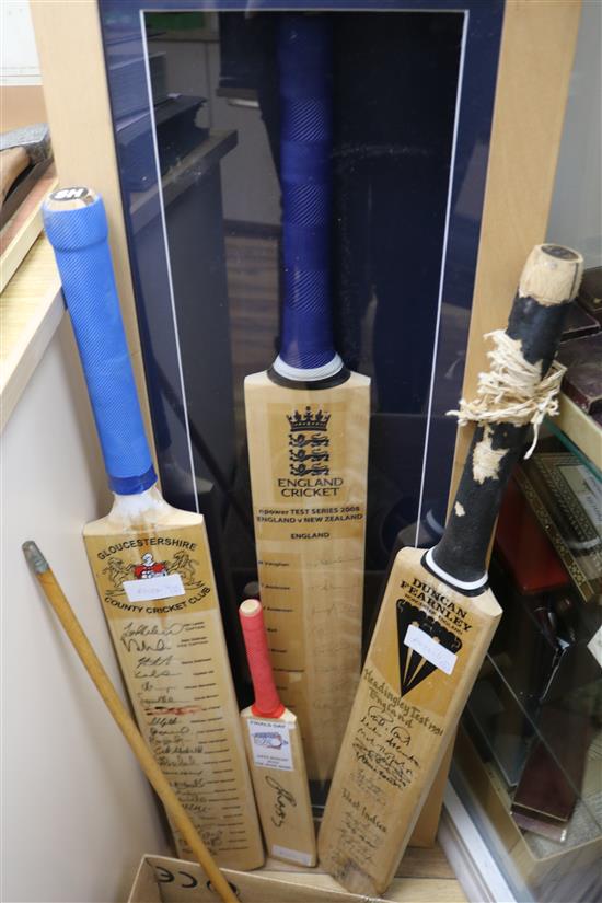 An England V New Zealand 2008 Test series bat, signed by England Players,